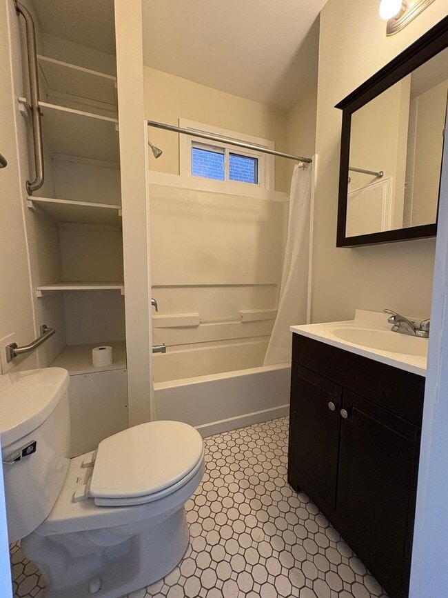 Building Photo - Large 2Nd. Floor 1 bedroom Apt.