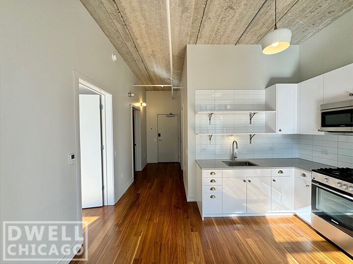 Building Photo - 640 N La Salle Dr