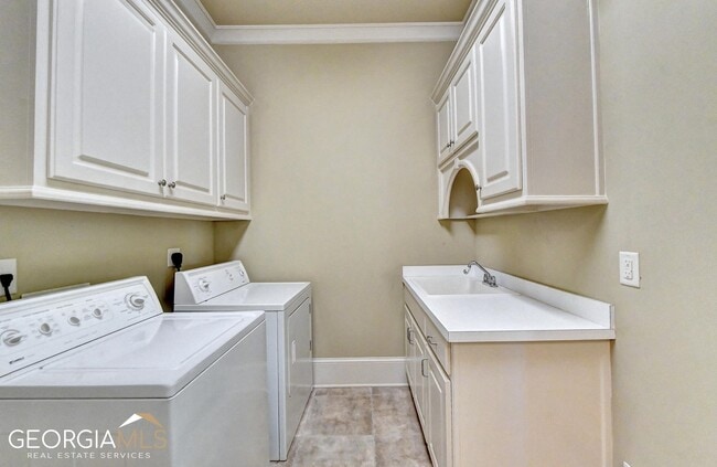 Building Photo - 8920 Doral Dr