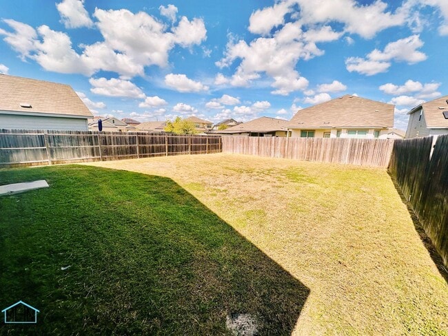 Building Photo - Bright & Move-In Ready 3 Bed / 2 Bath Home...