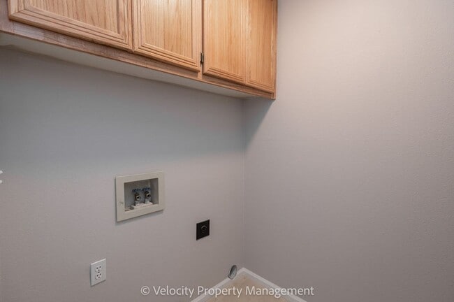 Building Photo - Beautiful Townhome with new paint, carpet ...