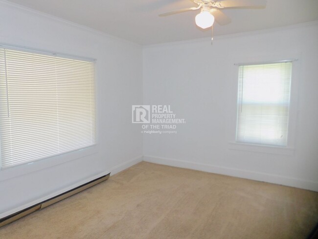 Building Photo - Adorable 2bd/1ba in Greensboro!