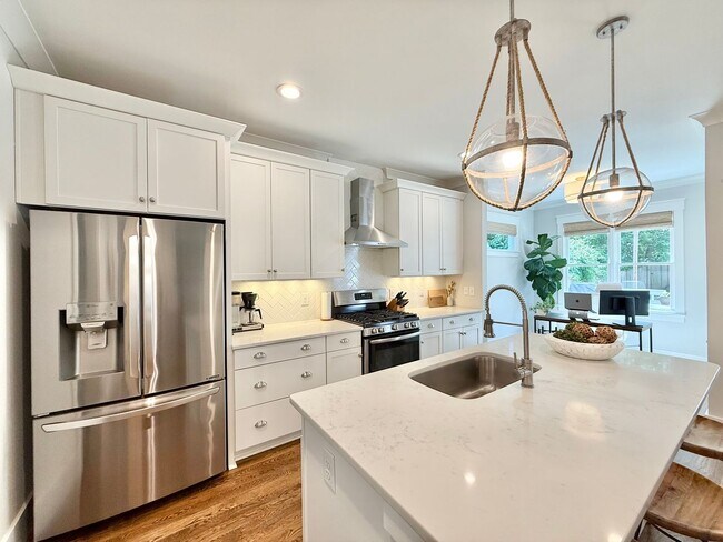 Building Photo - Stunning 3BD, 2.5BA Downtown Raleigh Home with Modern Updates, Large Fenced In Backyard, Fire Pit...