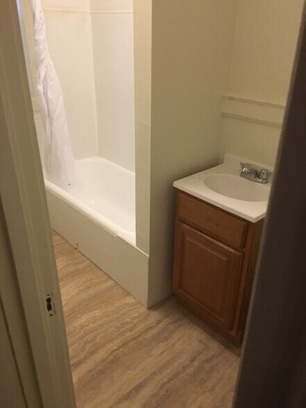 Building Photo - 235 Park Dr