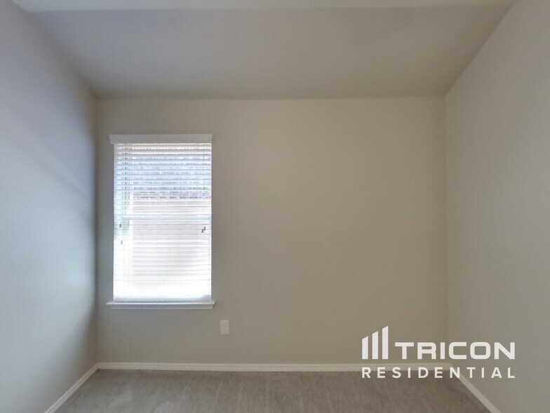 Building Photo - 936 Deer Valley Dr