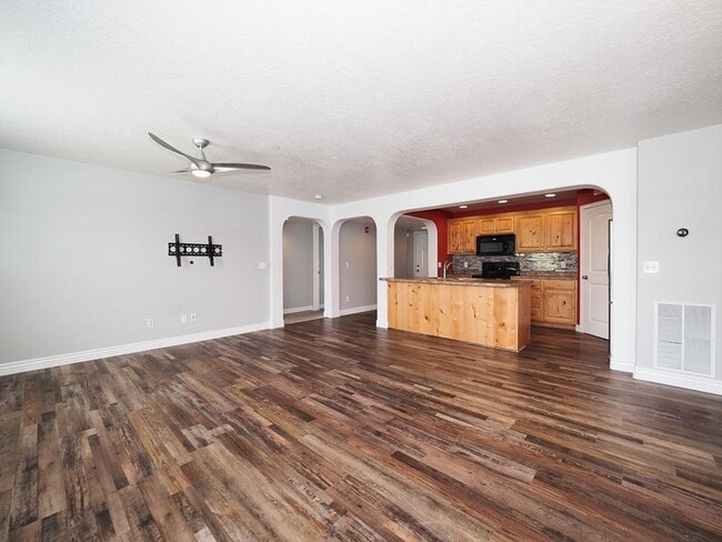 Building Photo - Beautiful Daybreak Condo