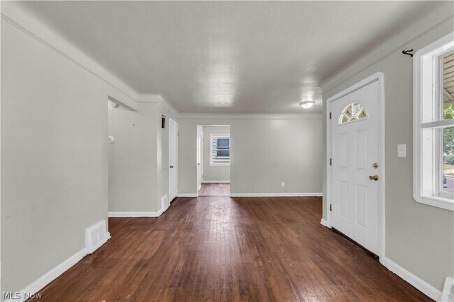 Building Photo - 15902 Maplewood Ave