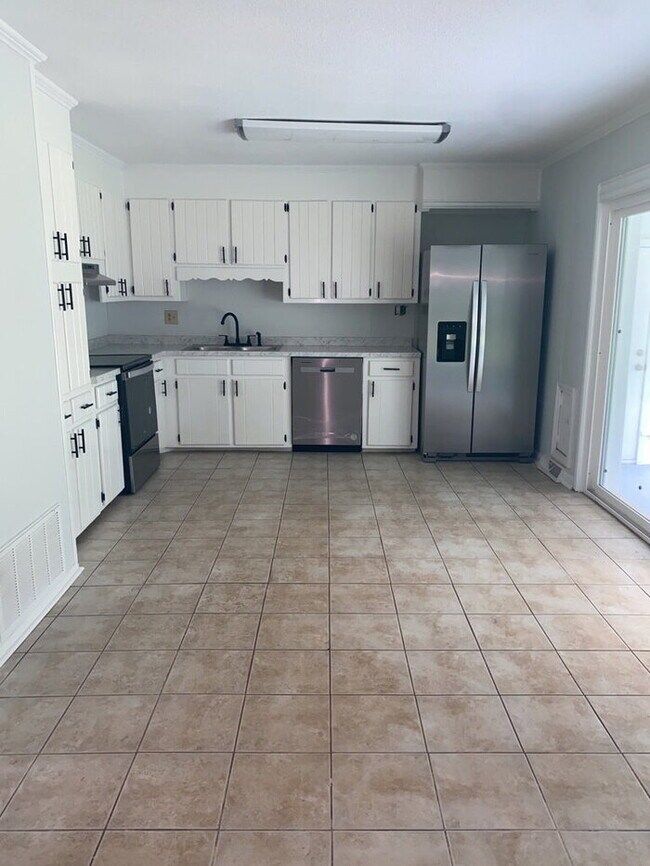 Building Photo - "Charming 3-Bed, 2-Bath Home at 109 Calhoun Ave: Your Serene Retreat in Pendleton!"