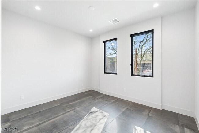 Building Photo - 386 Tranquil Peak Ct