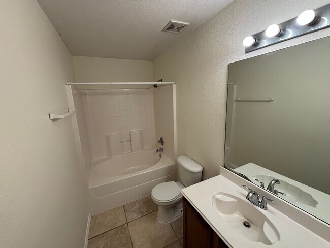 Building Photo - Move in Ready - 3 bedroom 2 bath 2 car garage