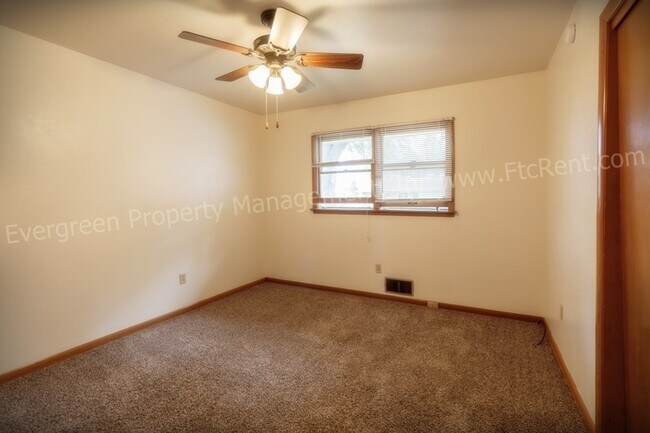 Building Photo - 1004/1006 Cragmore Dr.