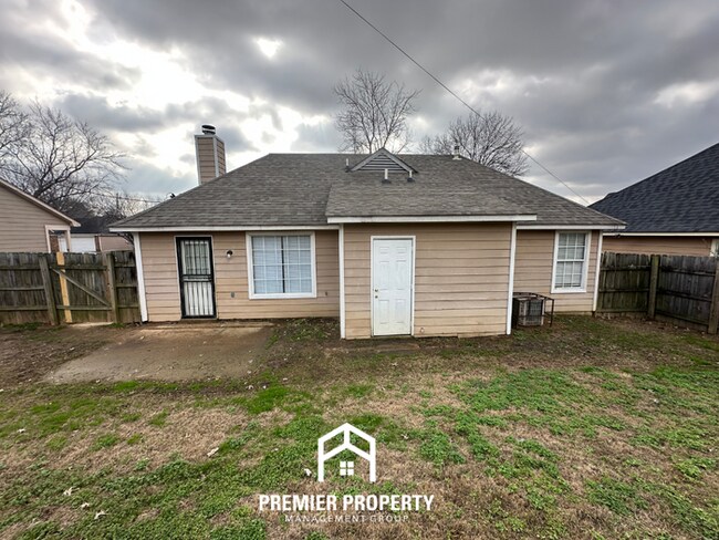 Building Photo - Cozy 3-Bedroom Memphis Rental with Brick Fireplace, High Ceilings & Fenced Yard