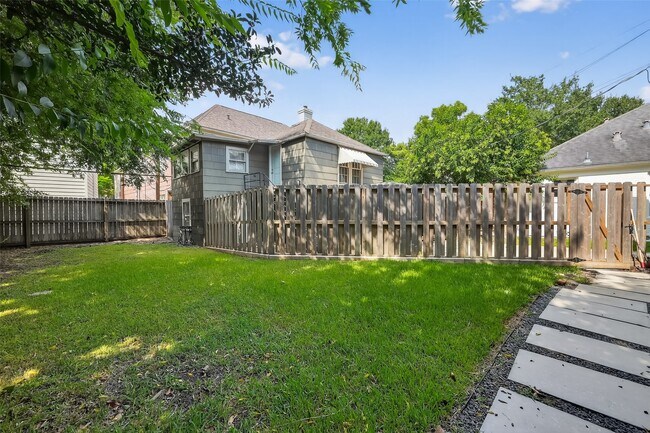 Building Photo - 2328 McClendon St