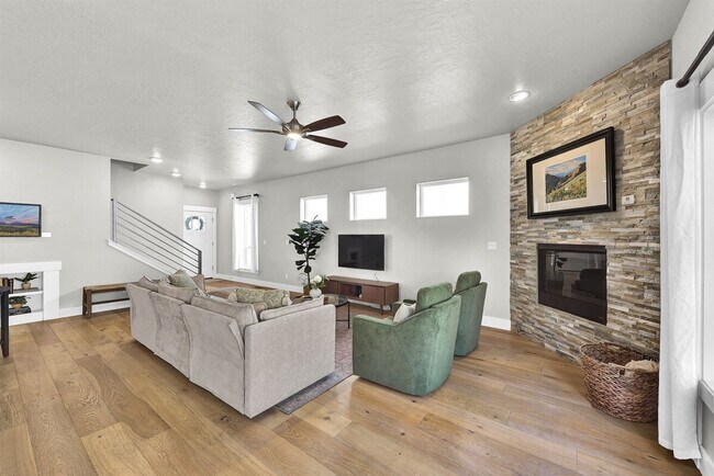 Building Photo - 2256 W Hill Terrace Ln