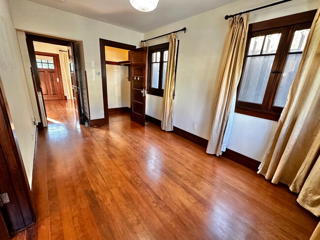 Building Photo - 852 Laveta Terrace