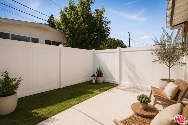 Building Photo - 6033 Fallbrook Ave