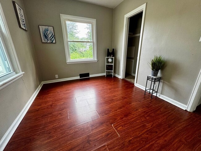 Building Photo - 3 bed, 1 bath home for rent in Waterloo
