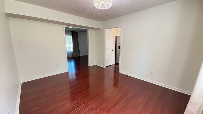 Building Photo - Spacious 4-Bedroom Cul-de-Sac Home with Fenced Yard!