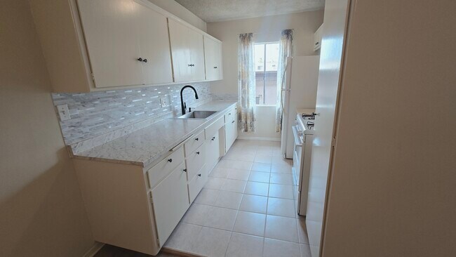 Building Photo - 526 S St Andrews Pl