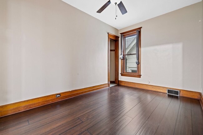 Building Photo - Historic 3 bedroom upper