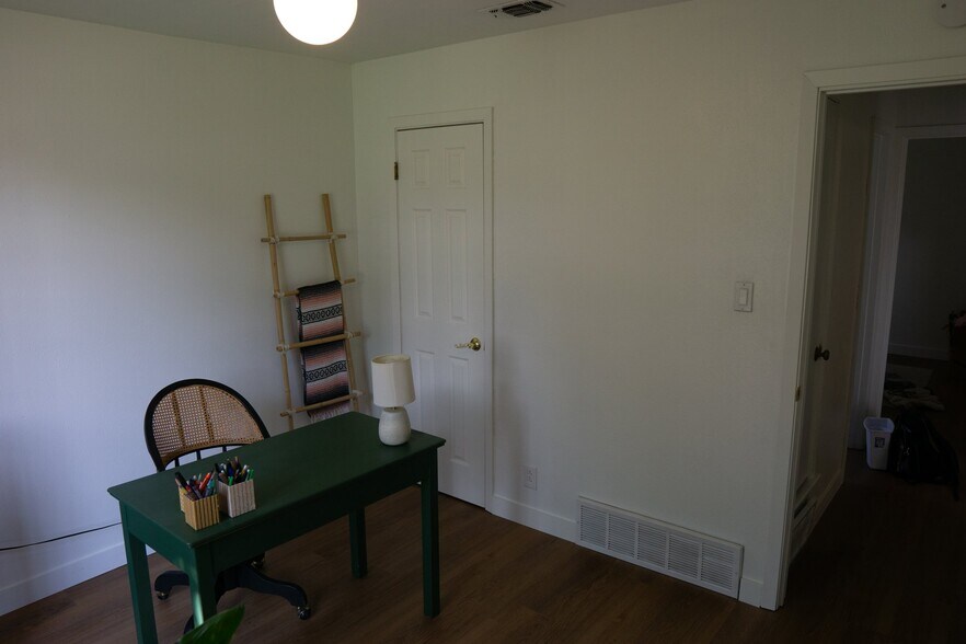 Building Photo - 737 Hallvale Dr