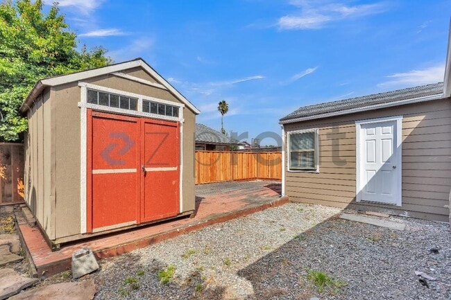 Building Photo - Unit