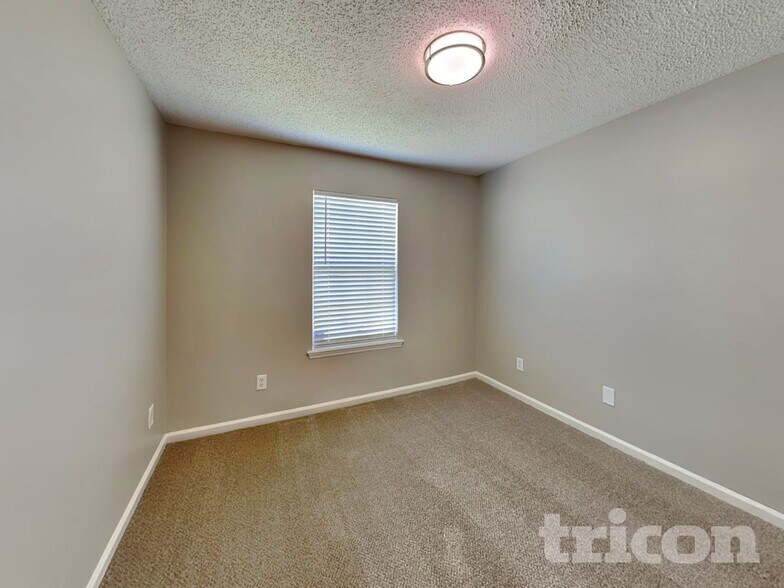 Building Photo - 2773 Acorn Park Dr N