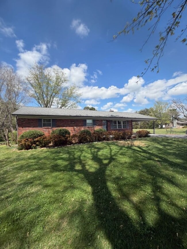 Building Photo - Maryville 37801 - Newly Remodeled 2 bedroom 2 full bath rancher with carport - Contact Debra John...