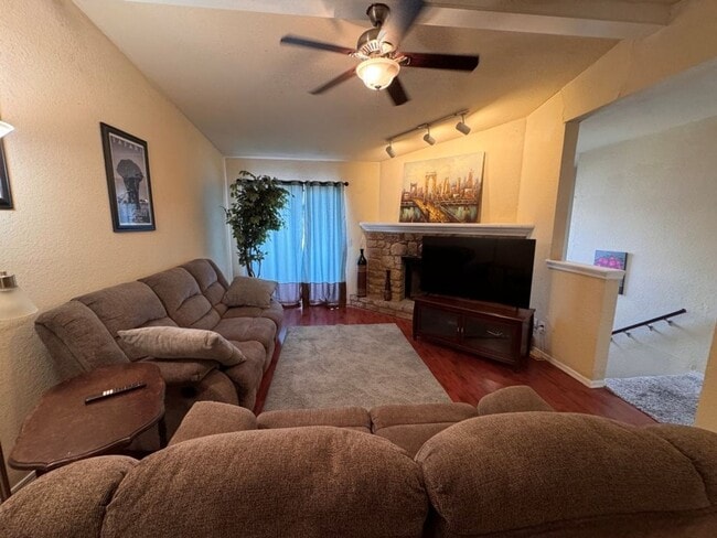 Building Photo - Fully Furnished 3 bedroom, close to everything! Flexible terms, easy application process!