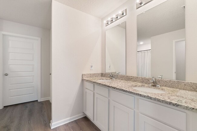 Building Photo - Gorgeous and Spacious 5/3 Home with Commun...