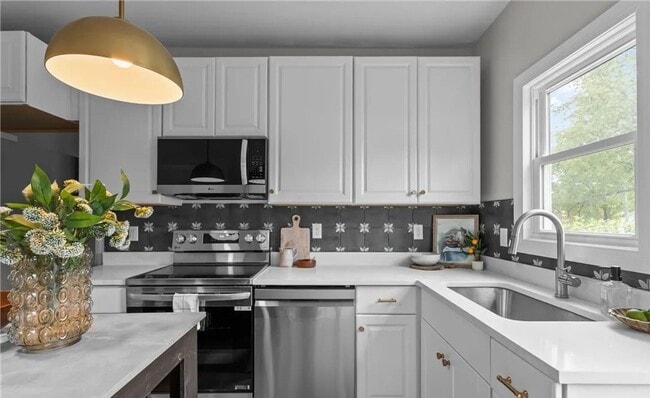 Building Photo - Newly Renovated 4 Bedroom, 2 Full Bath Home, Available Immediately!