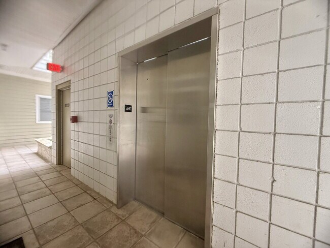 Building Photo - "Coastal Comfort: Spacious 2-Bedroom Condo Retreat in Virginia Beach"