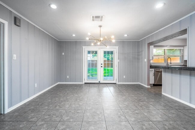 Building Photo - 4915 Hialeah Dr