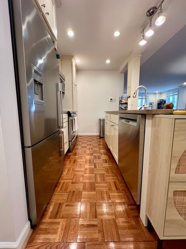 Building Photo - Gorgeous 2-Bed/2-Bath Condo in the Heart of Old City! Available August 1st!