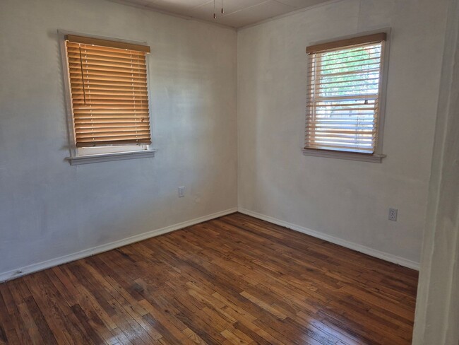 Building Photo - Cute 3 Bedroom 1 Bathroom