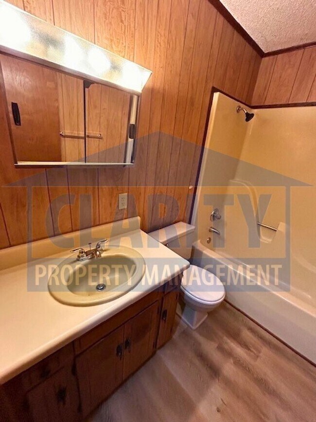 Building Photo - Spacious three bedroom home