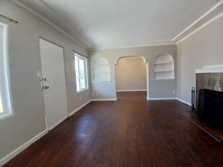 Building Photo - 743 Harris Ave