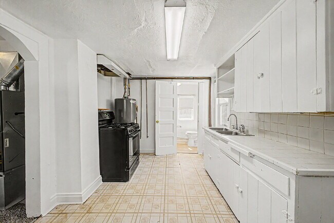 Building Photo - "Charming 1-Bed 1 bath in Englewood – Cozy 400 Sq Ft Living!"