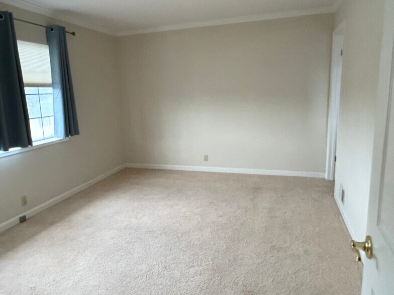 Building Photo - 2219 Hamilton Ave