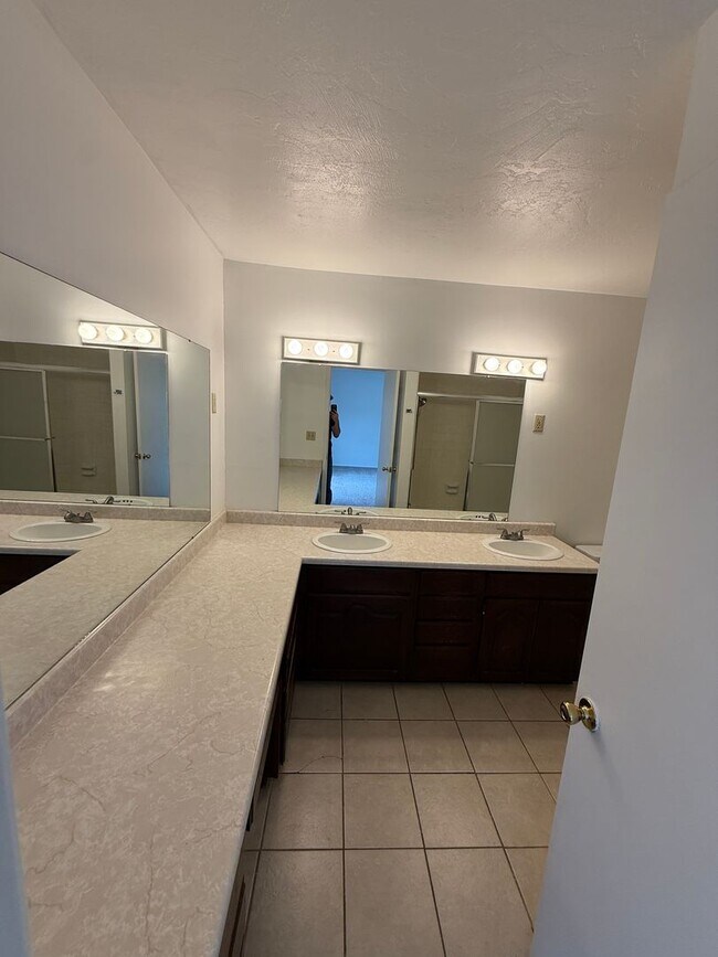 Building Photo - Large Five Bedroom Home, Sandy, 2500 sq ft, New Paint