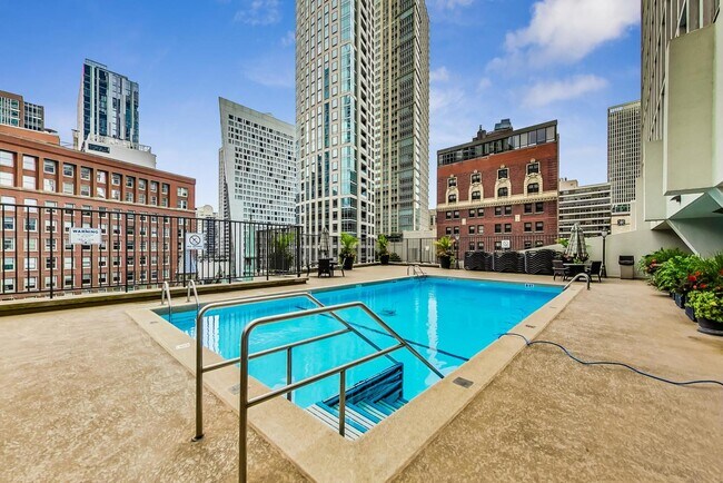 Building Photo - 111 E Chestnut St