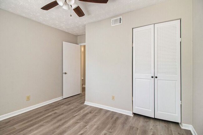 Building Photo - Fully Renovated 3BR/2BA Condo in Decatur!