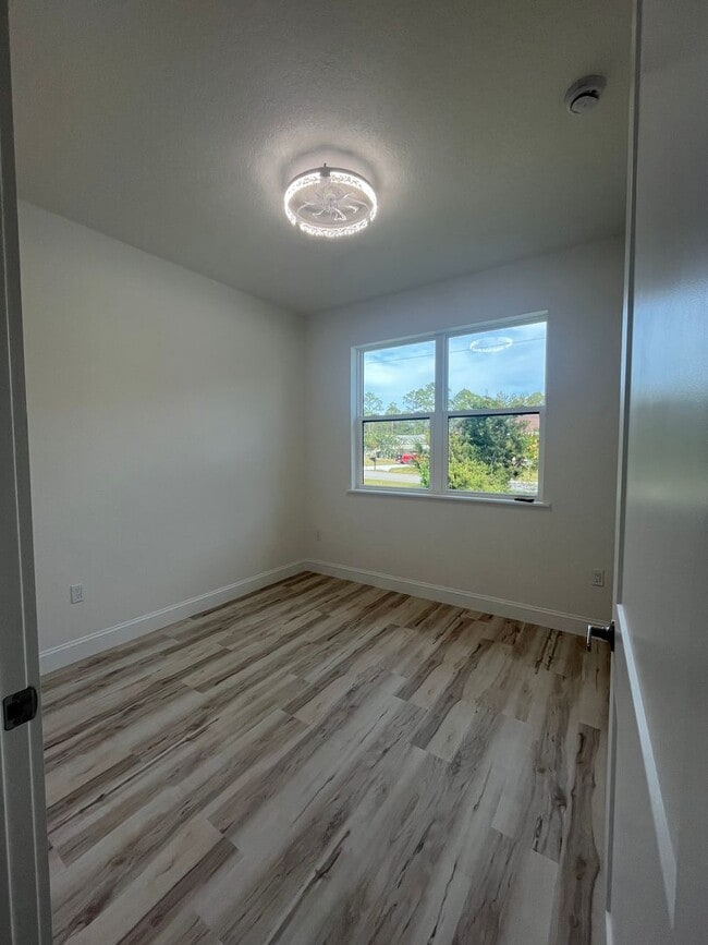 Building Photo - BEAUTIFUL BRAND NEW DUPLEX!!