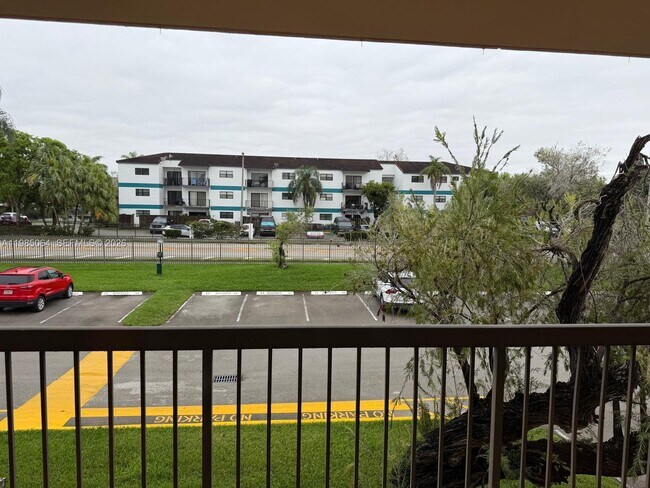 Building Photo - 10625 SW 112th Ave