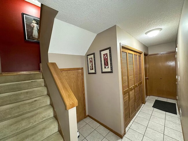Building Photo - awesome 2 bedroom townhouse in blaine!