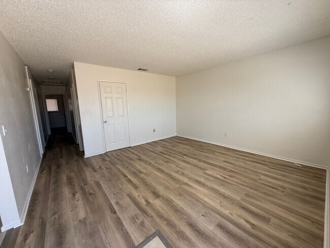 Building Photo - 3711
