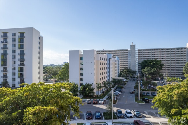 Building Photo - Martin Fine Villas