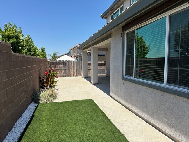 Building Photo - Beautiful 5 Bedroom, 3 Bathroom, 2800 Sqft...