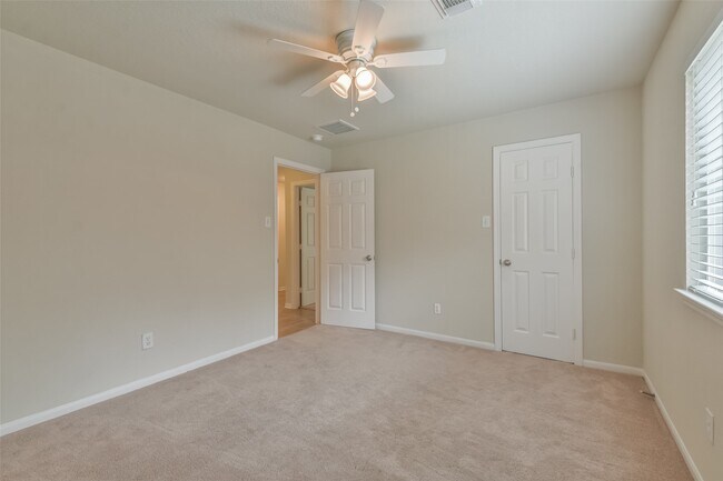 Building Photo - 42 Prairie Oak Dr