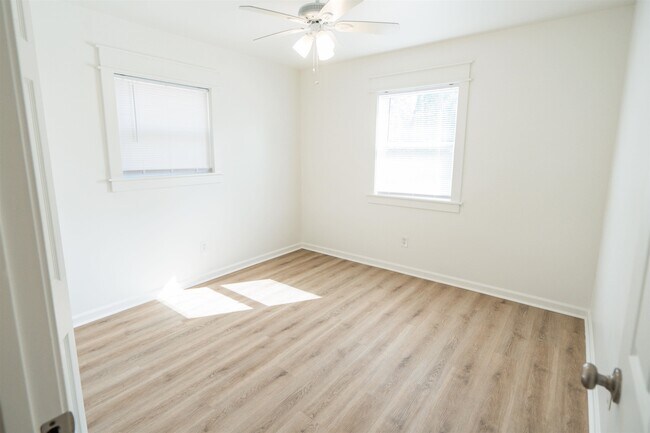 Building Photo - 406 Essex Dr